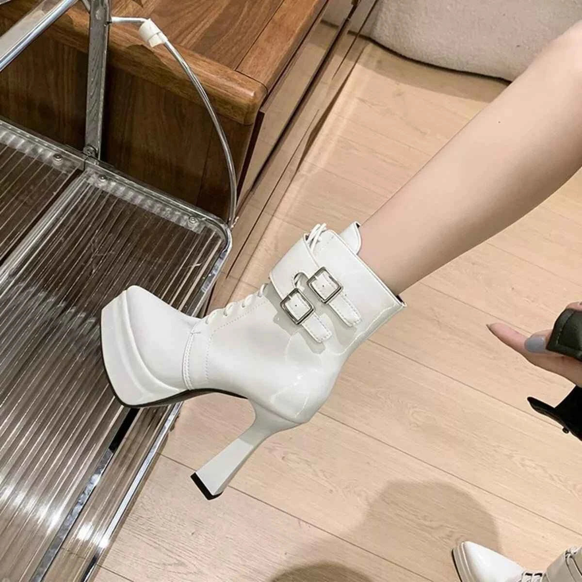 Lace Up Women's Round Toe : Chunky Heel Ankle Boots